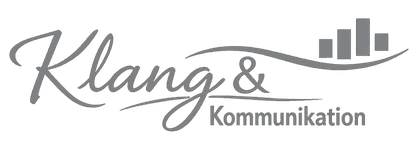 Logo „Klang & Kommunikation“ – Wellenlinie und Balken über einem Klavierhintergrund