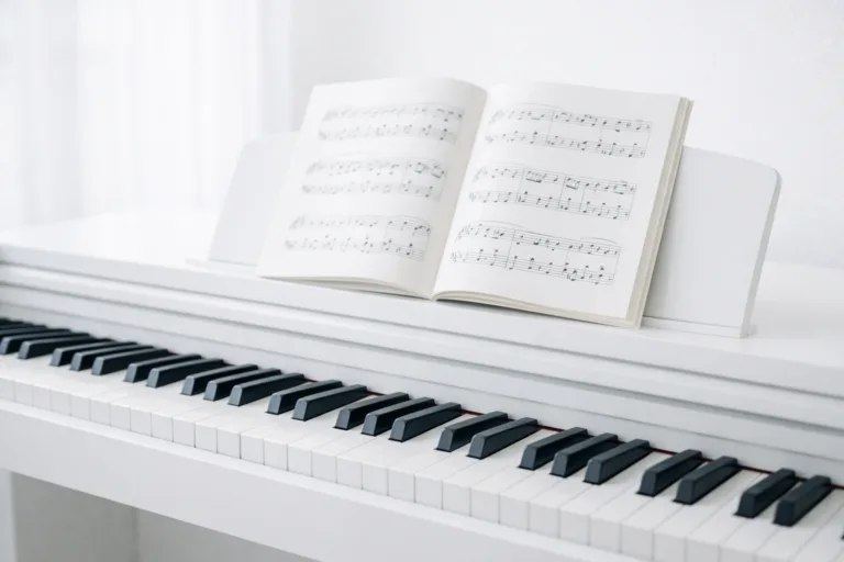 Klavier lernen für Anfänger in Immenstaad – helles Klavier mit offenem Notenbuch in ruhiger Atmosphäre