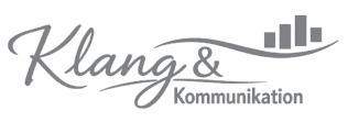 Logo „Klang & Kommunikation“ mit Wellenlinie und Balken über einem Klavierhintergrund