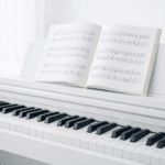 Klavier lernen für Anfänger in Immenstaad – helles Klavier mit offenem Notenbuch in ruhiger Atmosphäre
