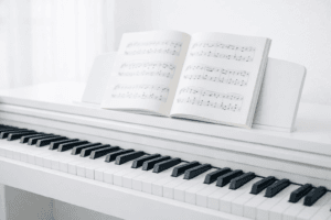 Klavier lernen für Anfänger in Immenstaad – helles Klavier mit offenem Notenbuch in ruhiger Atmosphäre