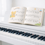 Klavierunterricht für Kinder in Immenstaad – helles Klavier mit kindgerechtem Notenbuch in ruhiger Lernatmosphäre